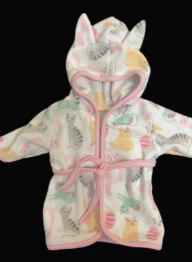 Valge kassidega hommikumantel