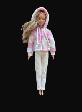 Roosa südametega fliisjakk + valged retuusid